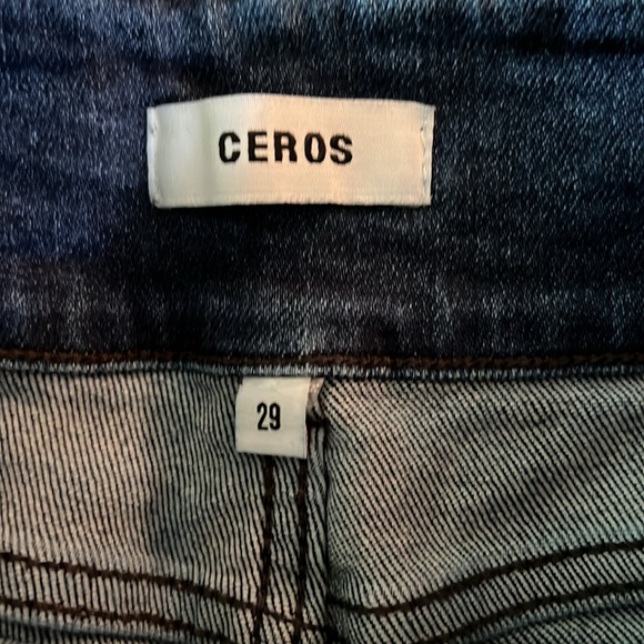 Ceros brand jagging. Medium wash. Fading, distressing, frayed hems. size 29 - Picture 7 of 8